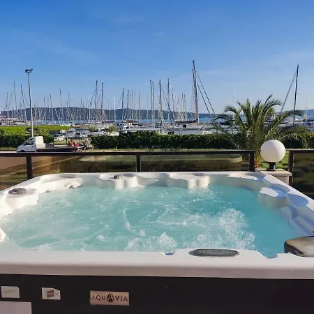 House For 20 People With Pool And Jacuzzi Next To The Beach Kaštela