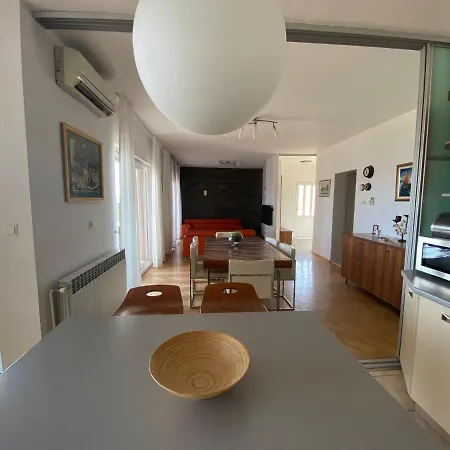 House For 20 People With Pool And Jacuzzi Next To The Beach Villa Kaštela