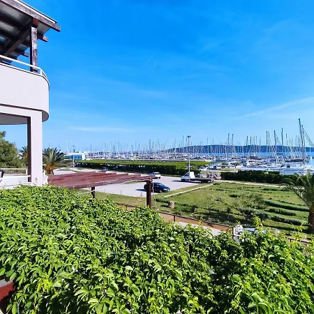 House For 20 People With Pool And Jacuzzi Next To The Beach Kaštela