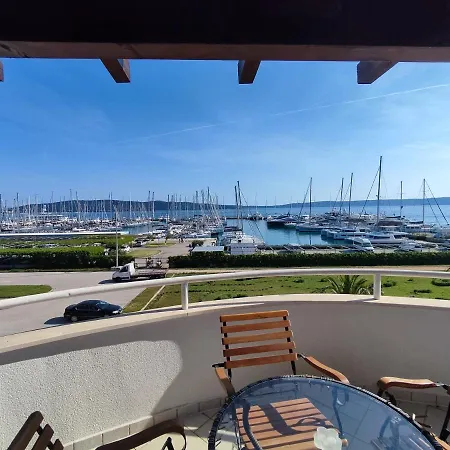 House For 20 People With Pool And Jacuzzi Next To The Beach