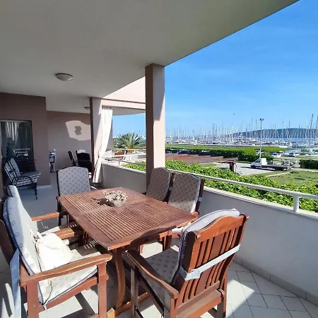 House For 20 People With Pool And Jacuzzi Next To The Beach Villa Kaštela