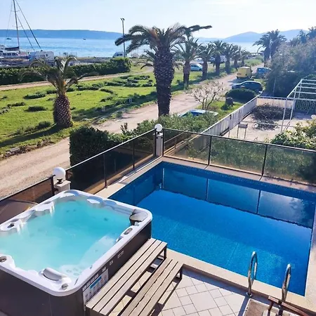Villa House For 20 People With Pool And Jacuzzi Next To The Beach *