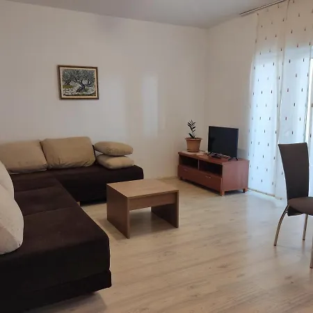 House For 20 People With Pool And Jacuzzi Next To The Beach Villa Kaštela